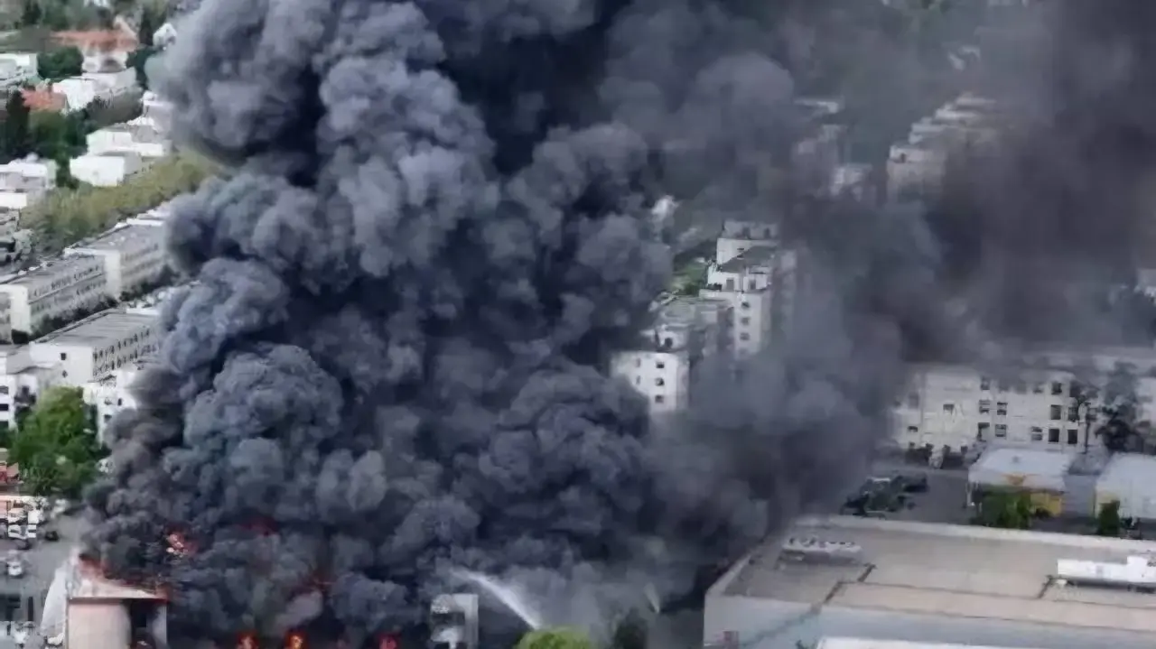 ענן עשן מהפיצוץ באיספהאן, איראן ענן עשן מהפיצוץ באיספהאן, איראן