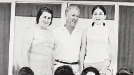 אפרים ישראלי (ימין), דדי ישראלי (משמאל), צופיה גמא ליד אפרים עם בנה הבכור יניב ובעלה קלמן אפרים ישראלי (ימין), דדי ישראלי (משמאל), צופיה גמא ליד אפרים עם בנה הבכור יניב ובעלה קלמן