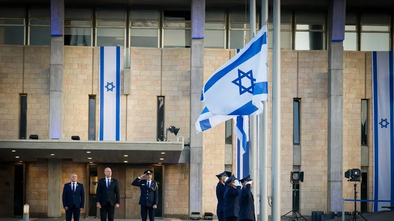 יום הזיכרון תשפ"ה: הורדת דגלי הלאום לחצי התורן. רחבת הכנסת, 29 באפריל 2025 יום הזיכרון תשפ"ה: הורדת דגלי הלאום לחצי התורן. רחבת הכנסת, 29 באפריל 2025