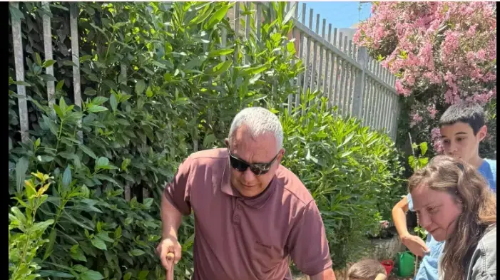 גדי אייזנקוט נוטע עץ לזכר בנו גדי אייזנקוט נוטע עץ לזכר בנו