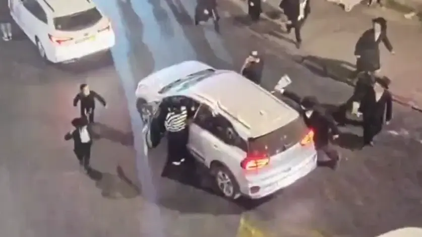 במהלך הצפירה, חשוד תלש את דגל מדינת ישראל מרכב שעצר ב׳כיכר השבת׳ בירושלים, בעת שנוסעיו עמדו מחוצה לו. החשוד נעצר מיד על ידי בלשי מחוז ירושלים והועבר לחקירה.