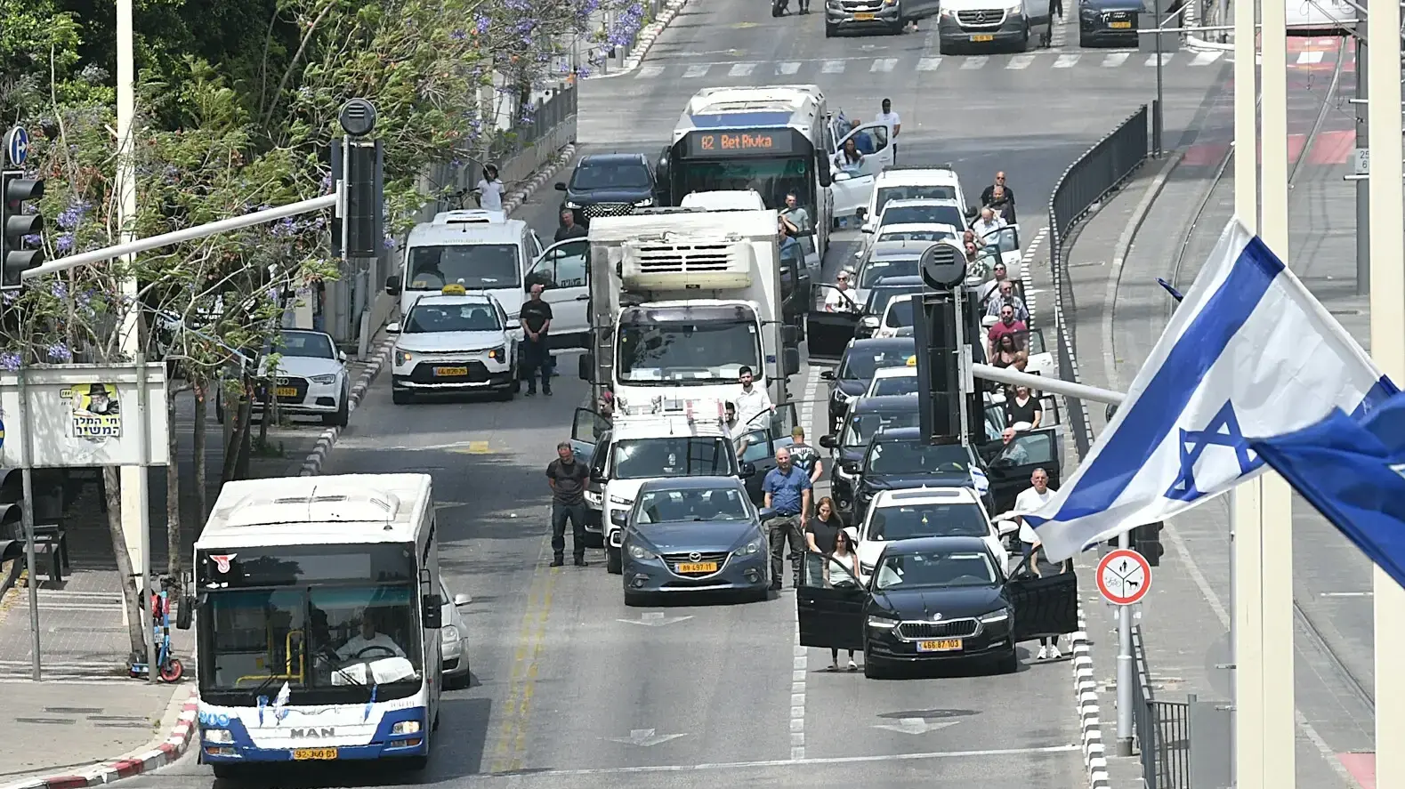 אנשים עומדים בצפירה, יום הזיכרון לחללי צה"ל, ציר ז'בוטינסקי פתח תקווה, 30 באפריל 2025 אנשים עומדים בצפירה, יום הזיכרון לחללי צה"ל, ציר ז'בוטינסקי פתח תקווה, 30 באפריל 2025