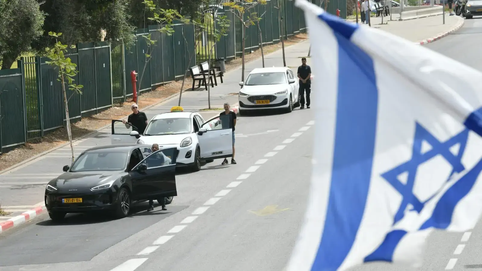אנשים עומדים בצפירה, יום הזיכרון לחללי צה"ל, ציר ז'בוטינסקי פתח תקווה, 30 באפריל 2025 אנשים עומדים בצפירה, יום הזיכרון לחללי צה"ל, ציר ז'בוטינסקי פתח תקווה, 30 באפריל 2025