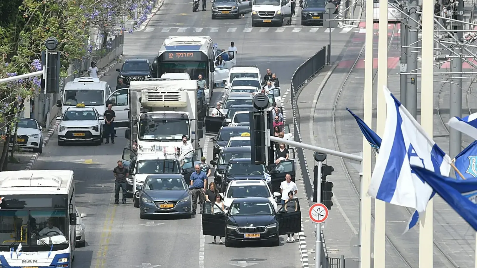 אנשים עומדים בצפירה, יום הזיכרון לחללי צה"ל, ציר ז'בוטינסקי פתח תקווה, 30 באפריל 2025 אנשים עומדים בצפירה, יום הזיכרון לחללי צה"ל, ציר ז'בוטינסקי פתח תקווה, 30 באפריל 2025