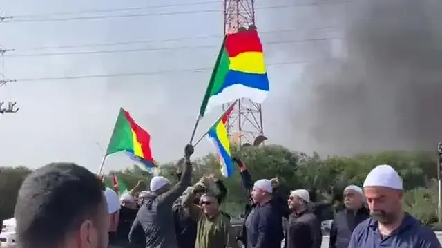 מפגינים דרוזים חוסמים צמתים בצפון במחאה על האירועים בסוריה, 30 באפריל 2025 מפגינים דרוזים חוסמים צמתים בצפון במחאה על האירועים בסוריה, 30 באפריל 2025