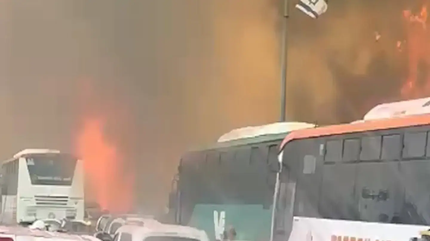 אנשים נוטשים את המכוניות בשל השריפה בכביש 1, 30 באפריל 2025