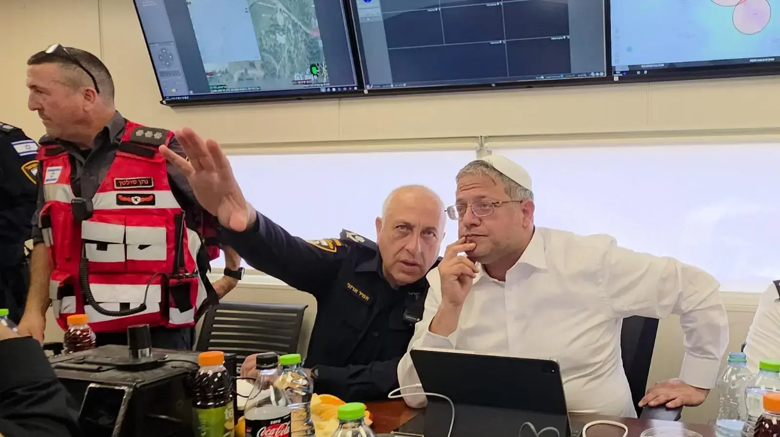 השר לביטחון לאומי, איתמר בן גביר בחפ"ק שהוקם ליד אשתאול בהערכת מצב השריפות, 30 באפריל 2025 השר לביטחון לאומי, איתמר בן גביר בחפ"ק שהוקם ליד אשתאול בהערכת מצב השריפות, 30 באפריל 2025