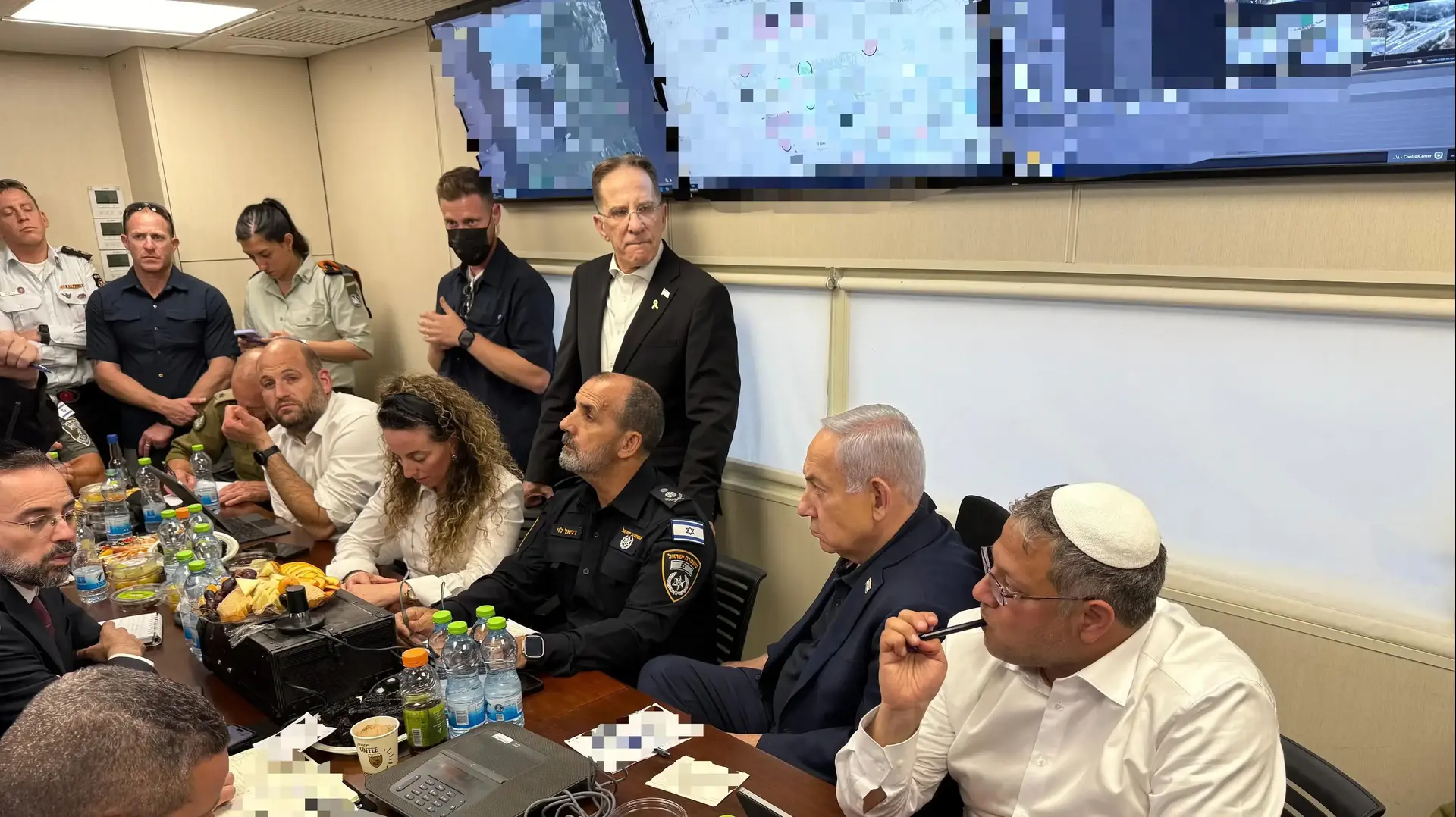 ראש הממשלה בנימין נתניהו בחפ״ק ניהול השריפה, אשתאול, 30 באפריל 2025 ראש הממשלה בנימין נתניהו בחפ״ק ניהול השריפה, אשתאול, 30 באפריל 2025