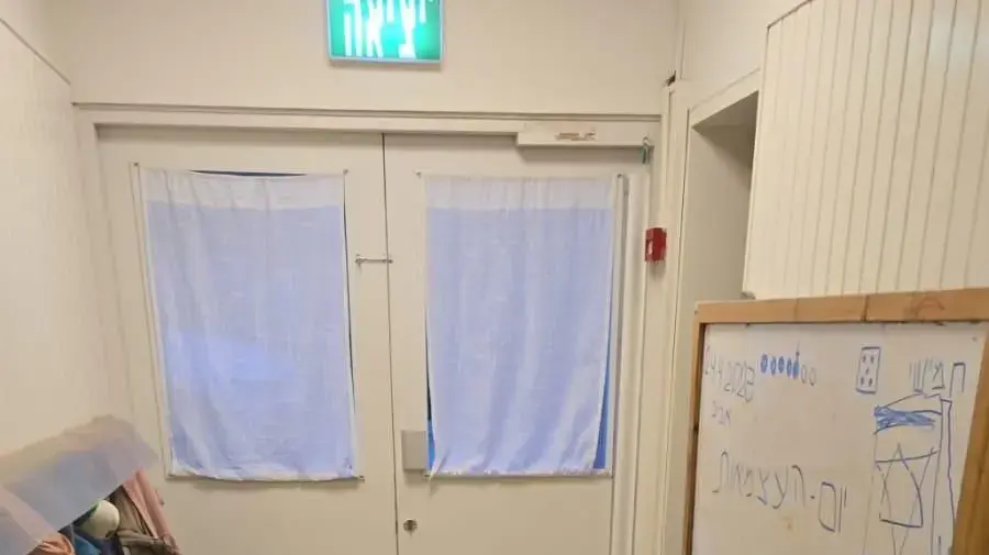 שברי יירוט בגג גן ילדים במשמר העמק. 2 במאי 2025.
שברי יירוט בגג גן ילדים במשמר העמק. 2 במאי 2025.