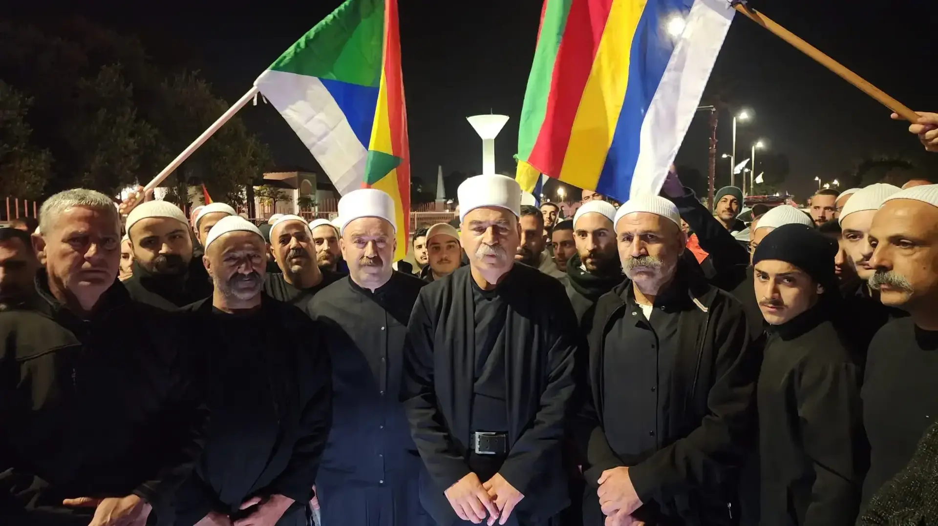 יונס עמאשה מהמועצה הדתית של העדה הדרוזית (במרכז) ואנשי דת אחרים במהלך הפגנות בקיסריה
יונס עמאשה מהמועצה הדתית של העדה הדרוזית (במרכז) ואנשי דת אחרים במהלך הפגנות בקיסריה