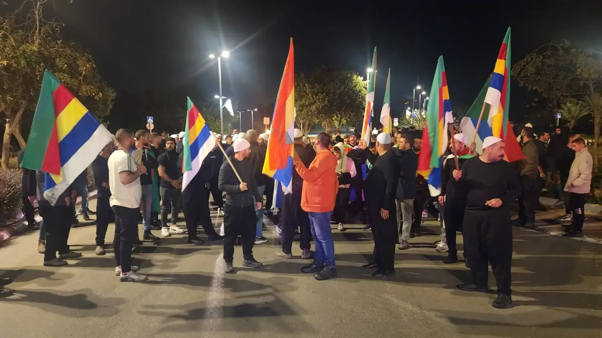 יונס עמאשה מהמועצה הדתית של העדה הדרוזית (במרכז) ואנשי דת אחרים במהלך הפגנות בקיסריה יונס עמאשה מהמועצה הדתית של העדה הדרוזית (במרכז) ואנשי דת אחרים במהלך הפגנות בקיסריה
