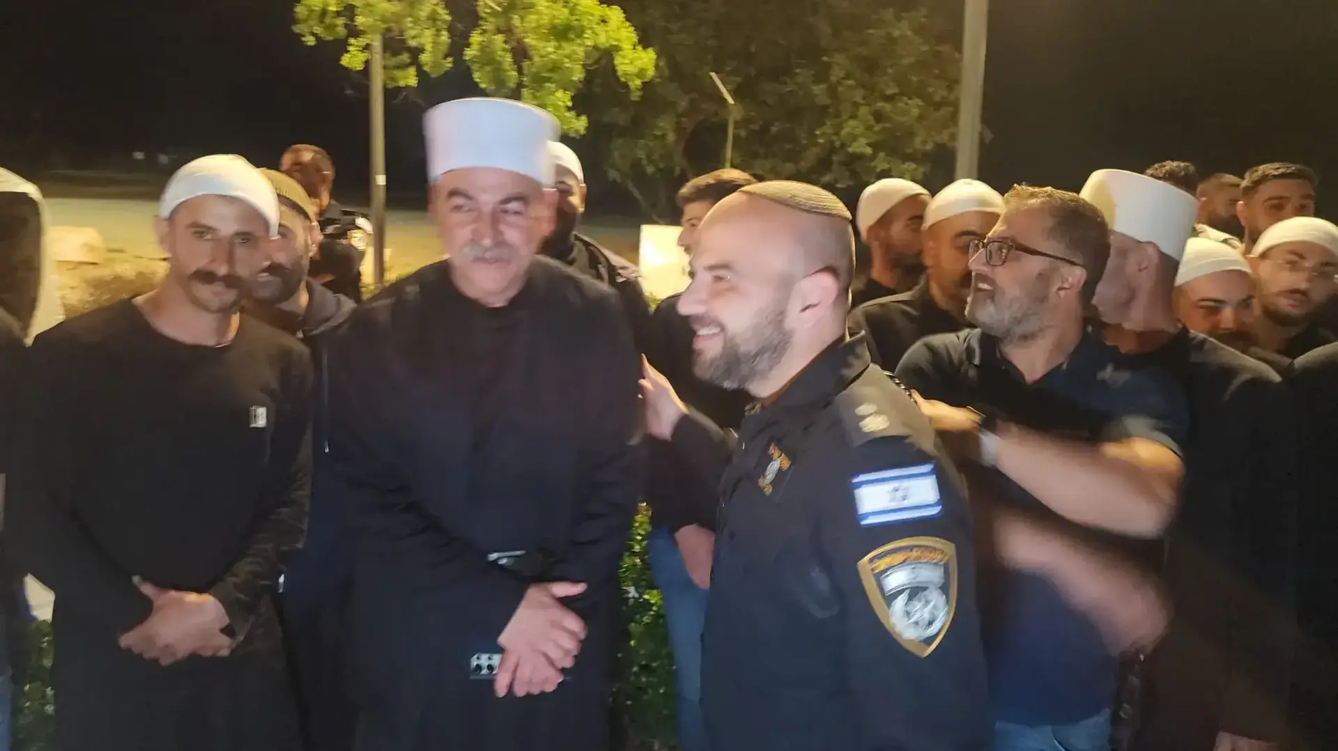 יונס עמאשה מהמועצה הדתית של העדה הדרוזית (במרכז) ואנשי דת אחרים במהלך הפגנות בקיסריה יונס עמאשה מהמועצה הדתית של העדה הדרוזית (במרכז) ואנשי דת אחרים במהלך הפגנות בקיסריה