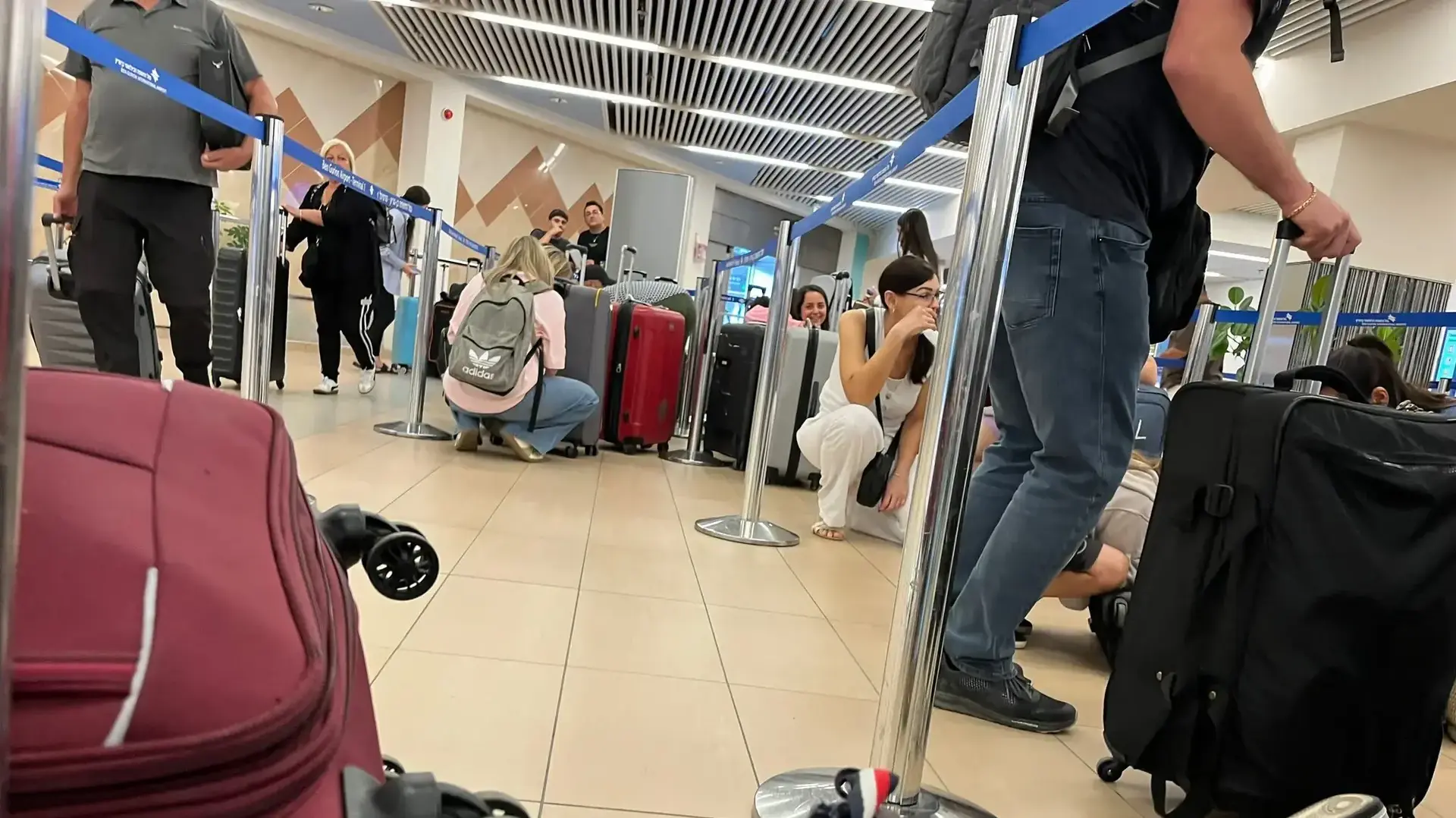 אנשים תופסים מחסה בזמן אזעקה בשל שיגור טילים מתימן, נתב"ג, 4 במאי 2025 אנשים תופסים מחסה בזמן אזעקה בשל שיגור טילים מתימן, נתב"ג, 4 במאי 2025