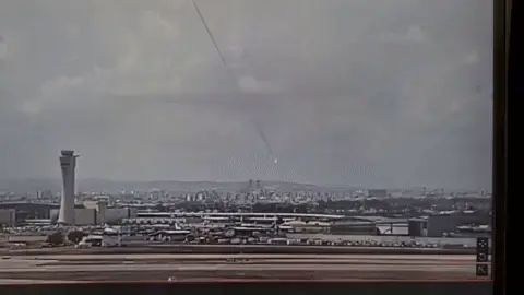תיעוד רגע פגיעת טיל שנורה מתימן, נתב"ג, 4 במאי 2025 תיעוד רגע פגיעת טיל שנורה מתימן, נתב"ג, 4 במאי 2025
