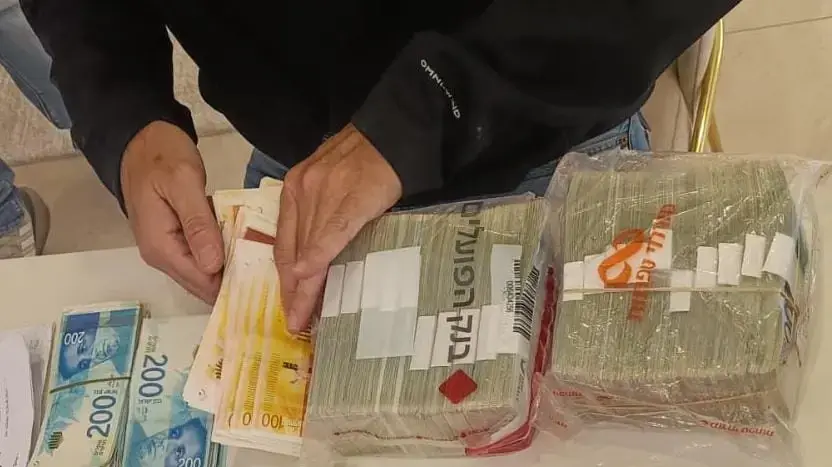 כסף מזומן שנתפס במהלך מעצר חברי ארגון הפשע "בכרי" על ידי פעילות של כוחות המשטרה, 4 במאי 2025