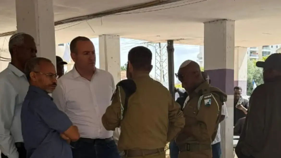 ראש העיר, מתן דיל בסוכת אבלים, 5 במאי 2025 ראש העיר, מתן דיל בסוכת אבלים, 5 במאי 2025