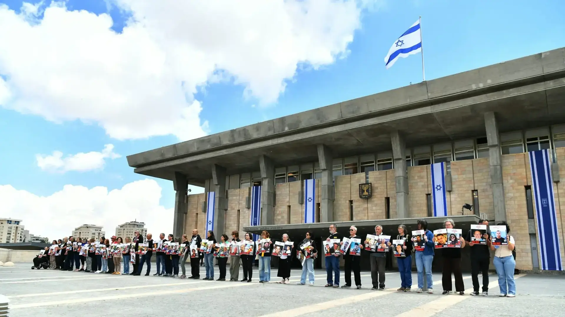 מחאת משפחות החטופים מחוץ למשכן הכנסת, 5 במאי 2025 מחאת משפחות החטופים מחוץ למשכן הכנסת, 5 במאי 2025