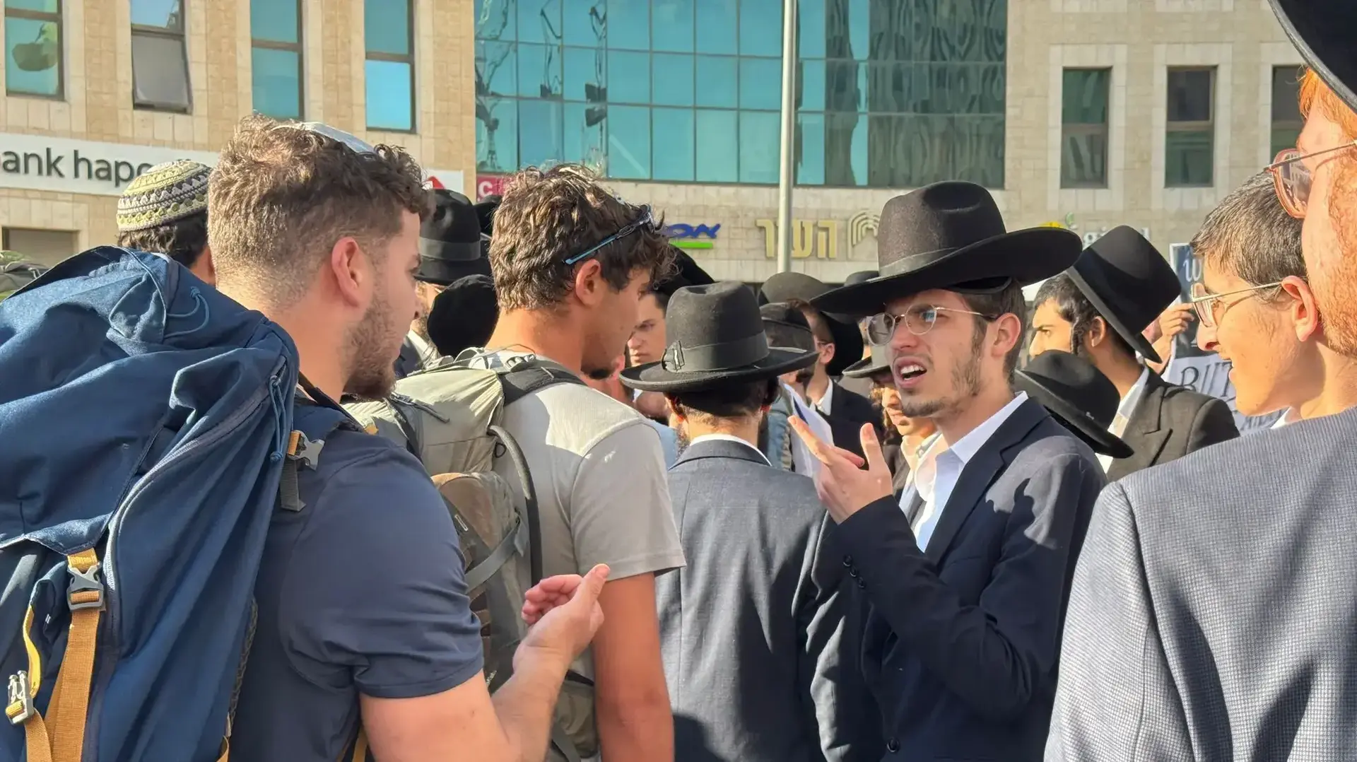 מחאה של חרדים על רקע גיוס לצה"ל , במהלכה נחסמו כבישים. 5 במאי 2025 מחאה של חרדים על רקע גיוס לצה"ל , במהלכה נחסמו כבישים. 5 במאי 2025