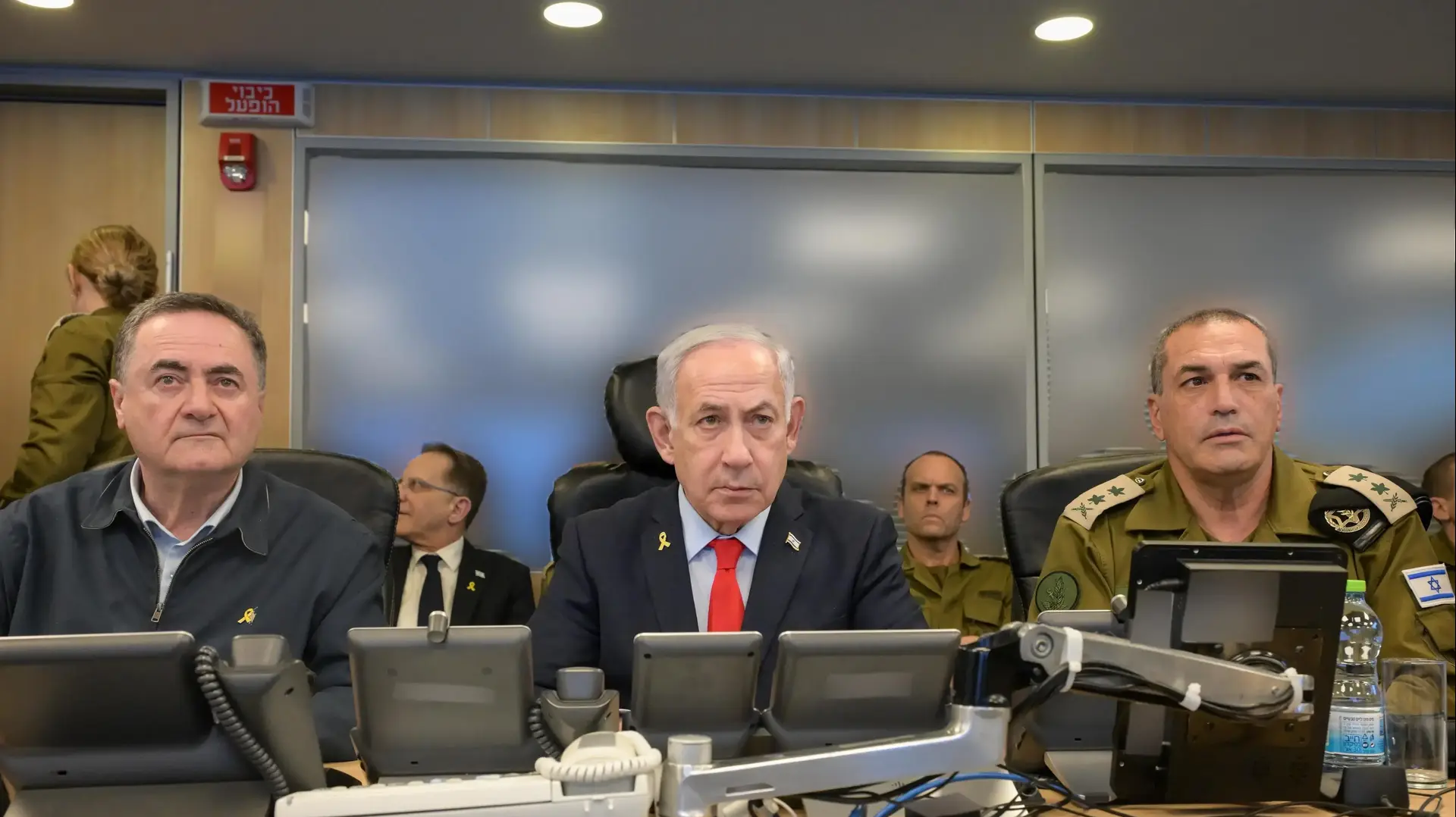 ראש הממשלה בנימין נתניהו בבור חיל-האוויר בקריה, במהלך התקיפה נגד מטרות שלטון הטרור הח׳ותי בתימן. ראש הממשלה בנימין נתניהו בבור חיל-האוויר בקריה, במהלך התקיפה נגד מטרות שלטון הטרור הח׳ותי בתימן.