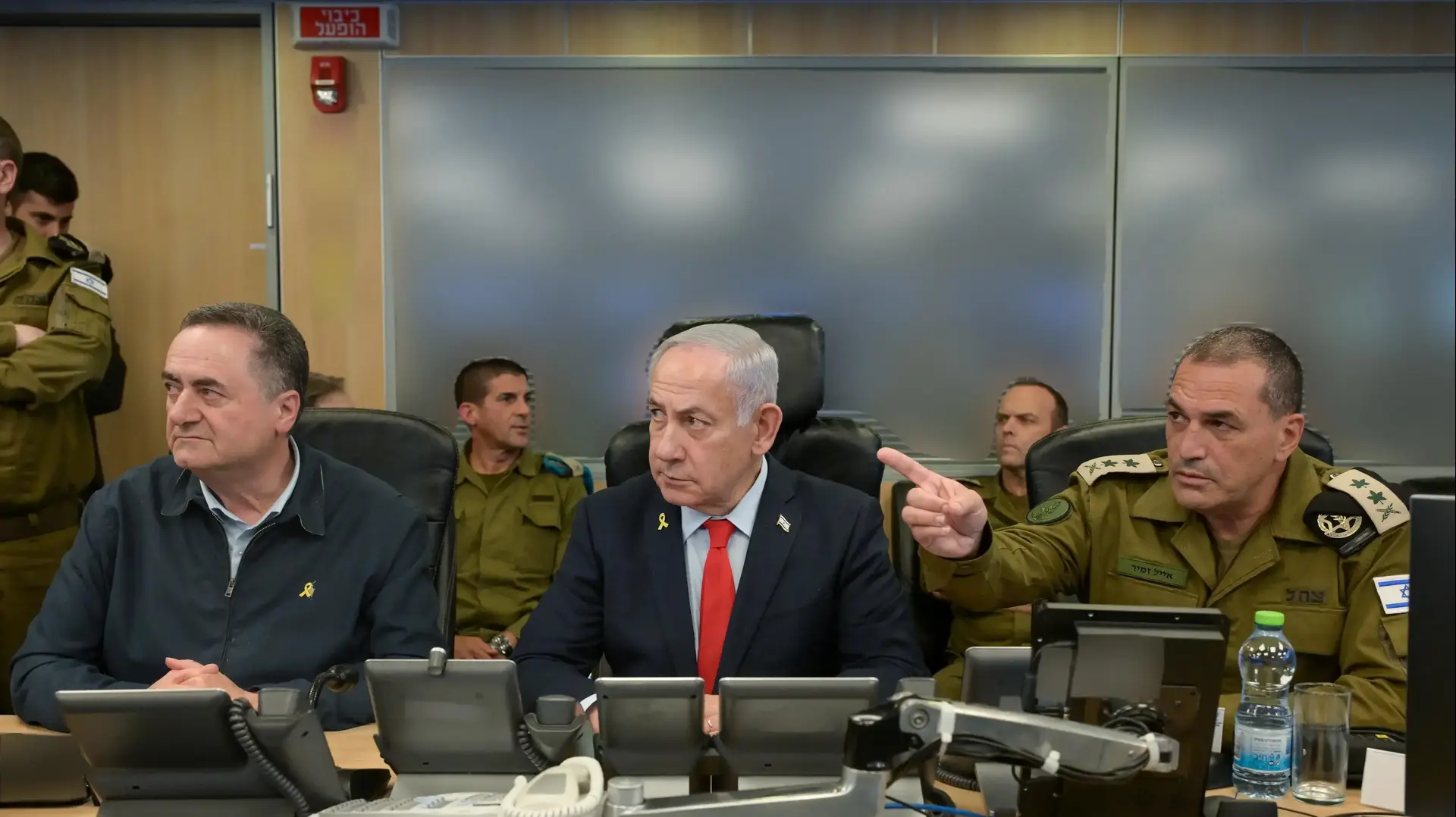 ראש הממשלה בנימין נתניהו בבור חיל-האוויר בקריה, במהלך התקיפה נגד מטרות שלטון הטרור הח׳ותי בתימן. ראש הממשלה בנימין נתניהו בבור חיל-האוויר בקריה, במהלך התקיפה נגד מטרות שלטון הטרור הח׳ותי בתימן.