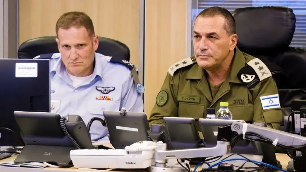 תמונות של ראש המטה הכללי, רב-אלוף אייל זמיר, ומפקד חיל האוויר, אלוף תומר בר, מבור חיל האוויר בקריה במהלך תקיפות צה״ל בתימן תמונות של ראש המטה הכללי, רב-אלוף אייל זמיר, ומפקד חיל האוויר, אלוף תומר בר, מבור חיל האוויר בקריה במהלך תקיפות צה״ל בתימן