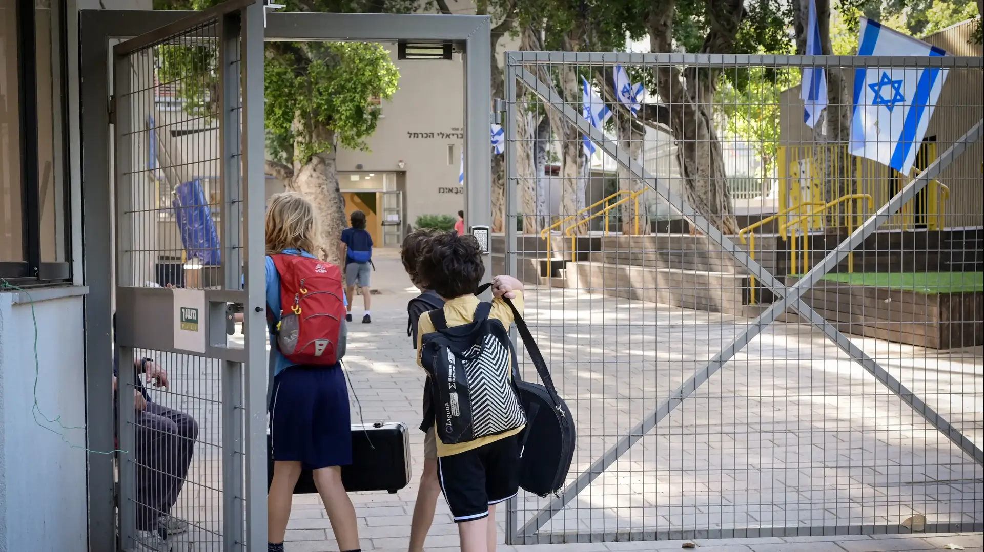 תלמידים נכנסים לבי"ס במהלך שביתת מורים, ת"א, 6 במאי 2025