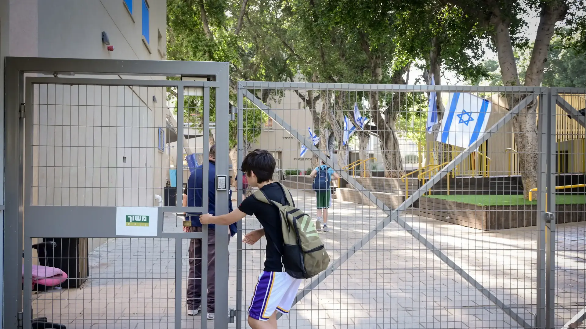 תלמיד נכנס לבי"ס במהלך שביתת מורים, ת"א, 6 במאי 2025