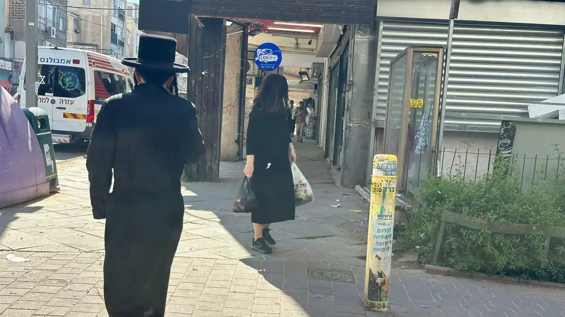 אנשים הולכים ברחוב, בני ברק, 8 במאי 2025 אנשים הולכים ברחוב, בני ברק, 8 במאי 2025