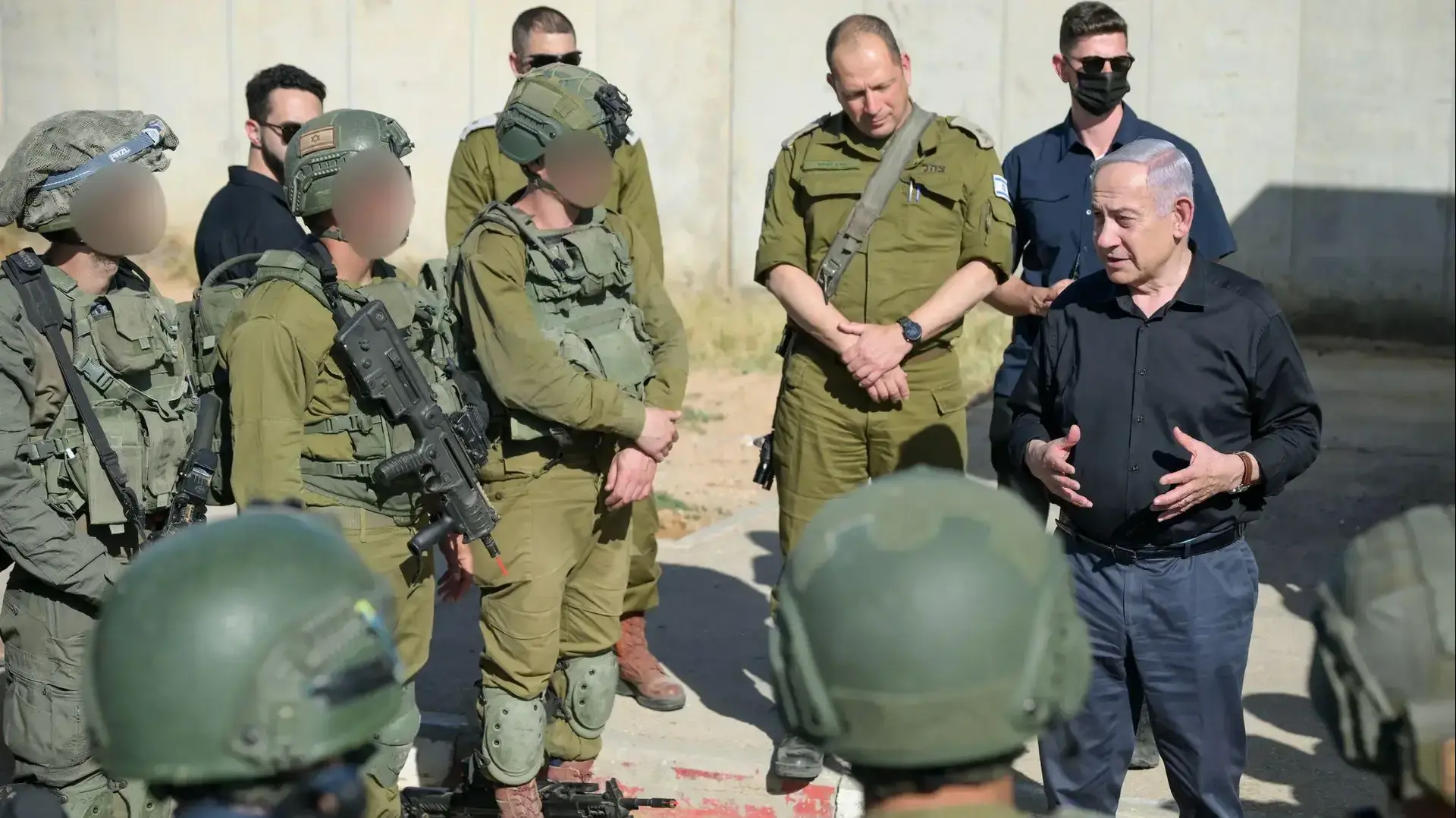 ראש הממשלה בנימין נתניהו ביקר באימון של חטיבה 5 (חטיבת מילואים) במרכז לאימוני יבשה (מל״י) צאלים, 8 במאי 2025 ראש הממשלה בנימין נתניהו ביקר באימון של חטיבה 5 (חטיבת מילואים) במרכז לאימוני יבשה (מל״י) צאלים, 8 במאי 2025