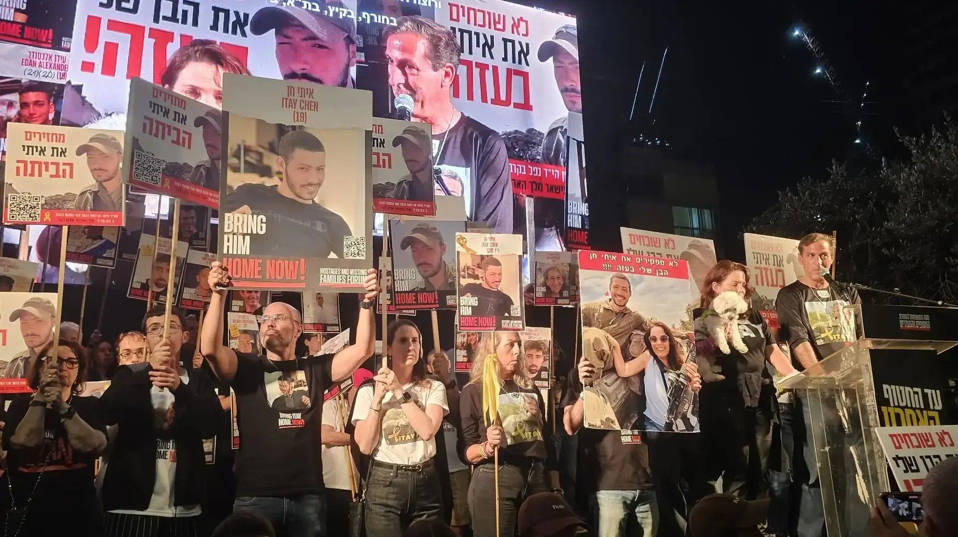 הפגנה בקריאה לשחרור החטופים, כיכר החטופים, 10 במאי 2025 הפגנה בקריאה לשחרור החטופים, כיכר החטופים, 10 במאי 2025