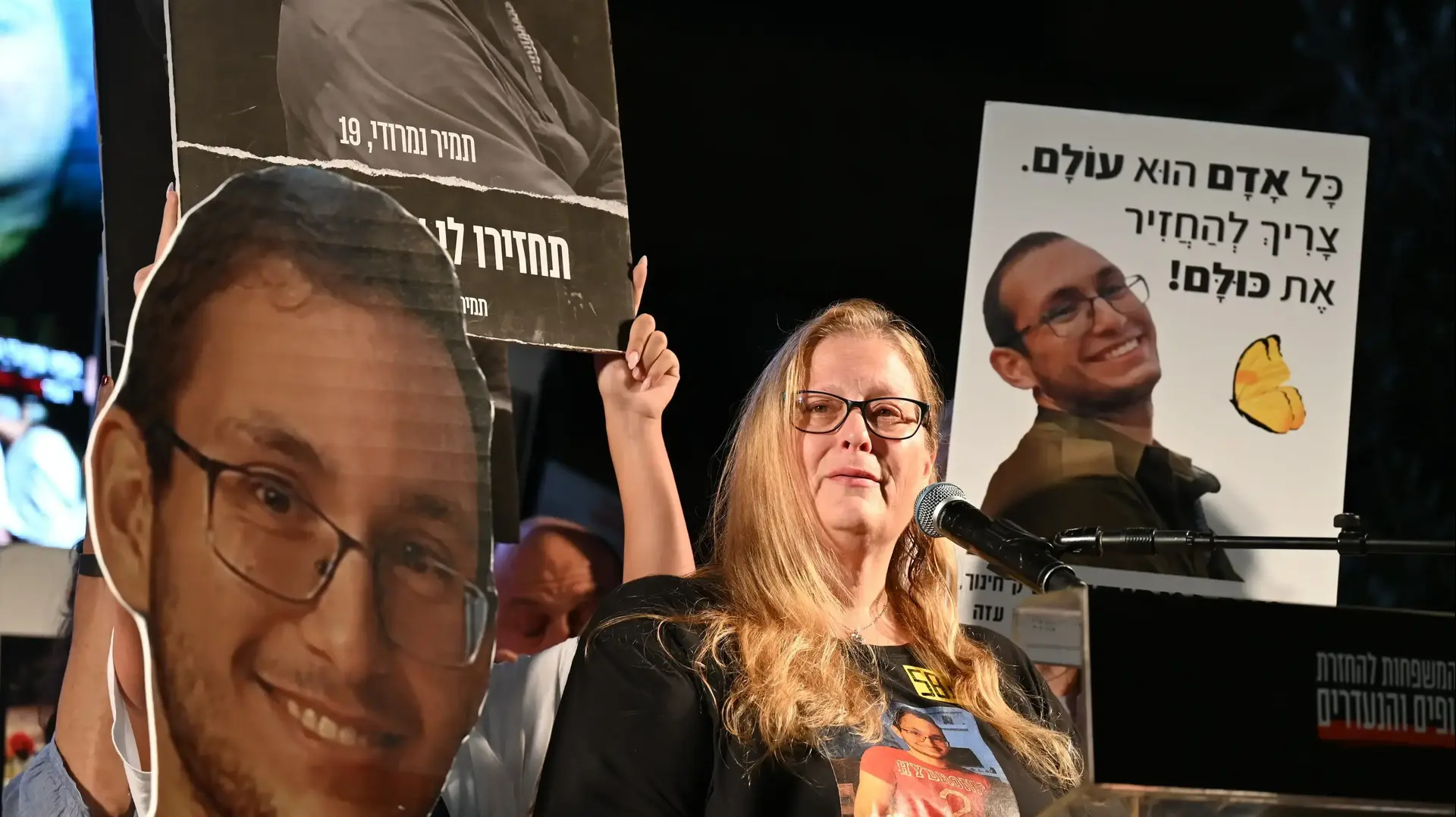חירות נמרודי, אמו של תמיר נמרודי, הפגנה בקריאה לשחרור החטופים, כיכר החטופים, 10 במאי 2025 חירות נמרודי, אמו של תמיר נמרודי, הפגנה בקריאה לשחרור החטופים, כיכר החטופים, 10 במאי 2025