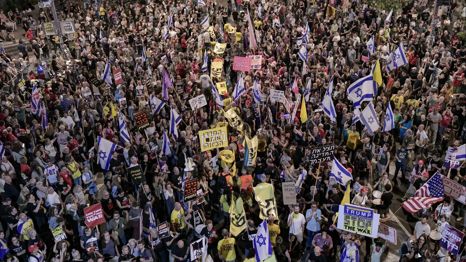 הפגנה בקריאה לשחרור החטופים, מחוץ לקריה, 10 במאי 2025 הפגנה בקריאה לשחרור החטופים, מחוץ לקריה, 10 במאי 2025