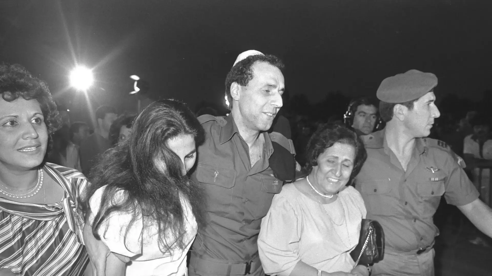 חזי שי, מתחבק עם אשתו ואימו עם הגעתו לבסיס חיל האוויר בישראל, 21 במאי 1985 חזי שי, מתחבק עם אשתו ואימו עם הגעתו לבסיס חיל האוויר בישראל, 21 במאי 1985