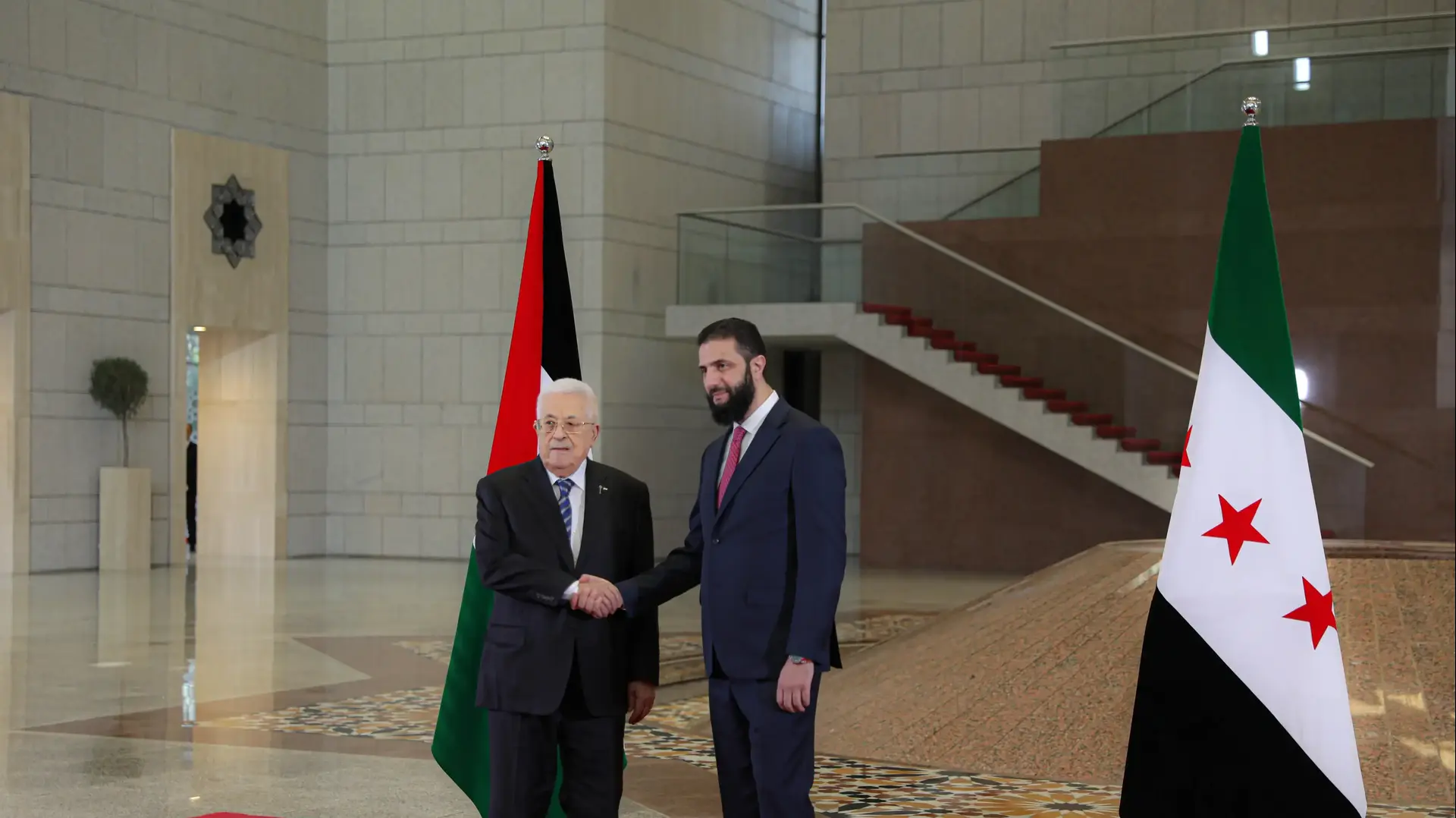 נשיא סוריה אחמד א-שרע ויו"ר הרשות הפלסטינית אבו מאזן בפגישה בדמשק, 18 באפריל 2025 נשיא סוריה אחמד א-שרע ויו"ר הרשות הפלסטינית אבו מאזן בפגישה בדמשק, 18 באפריל 2025