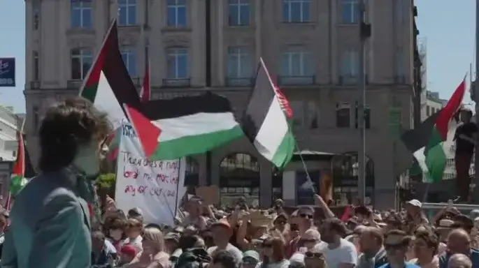 דגלי פלסטין על השטיח הטורקיז באזל אירוויזיון 2025 דגלי פלסטין על השטיח הטורקיז באזל אירוויזיון 2025