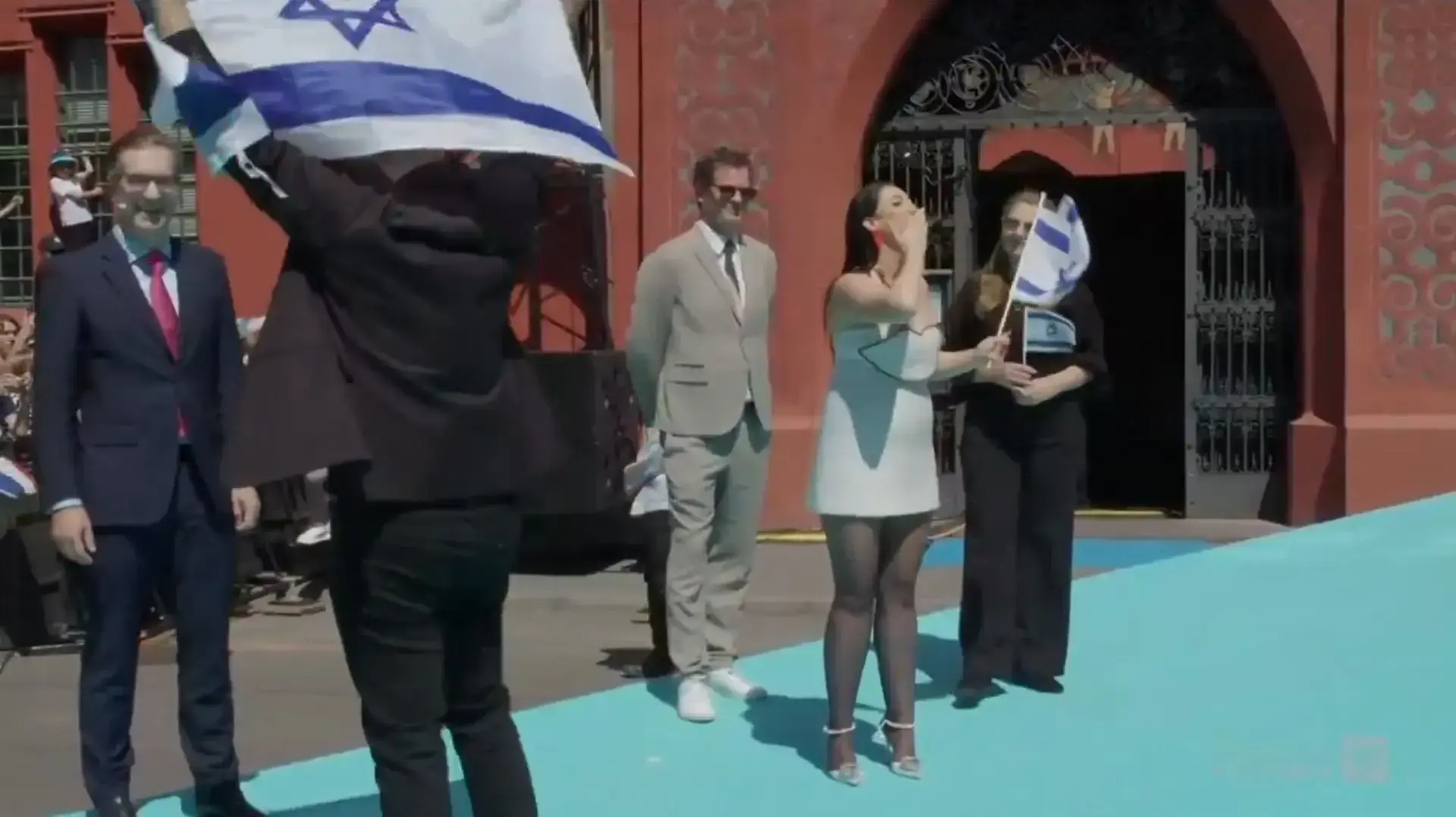 יובל רפאל והמשלחת הישראלית על שטיח הטורקיז בבאזל לקראת אירוויזיון 2025 יובל רפאל והמשלחת הישראלית על שטיח הטורקיז בבאזל לקראת אירוויזיון 2025