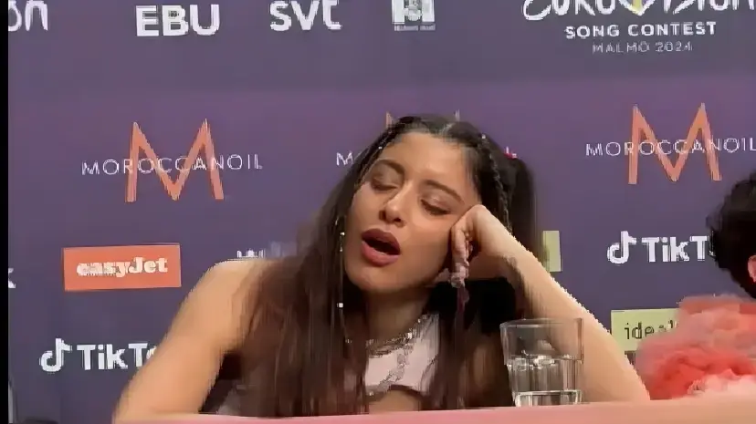 הזמרת היווניה מרינה סאטי "נרדמת" בזמן שעדן גולן מדברת אירוויזיון 2024 הזמרת היווניה מרינה סאטי "נרדמת" בזמן שעדן גולן מדברת אירוויזיון 2024