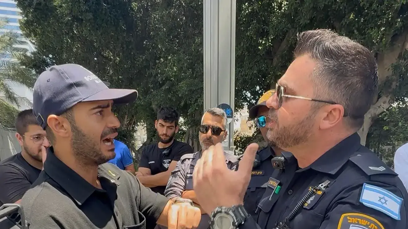 נאור נרקיס מתעמת עם שוטרים נאור נרקיס מתעמת עם שוטרים
