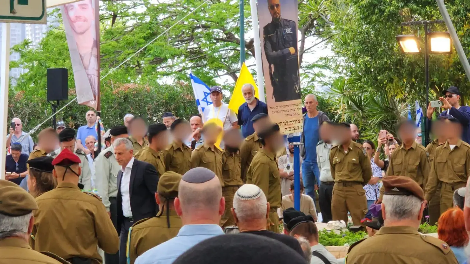 הלוויתו של צבי פלדמן שנפל במלחמת לבנון הראשונה וגופתו הושבה ארצה, בבית העלמין הצבאי בחולון, 12 במאי 2025 הלוויתו של צבי פלדמן שנפל במלחמת לבנון הראשונה וגופתו הושבה ארצה, בבית העלמין הצבאי בחולון, 12 במאי 2025