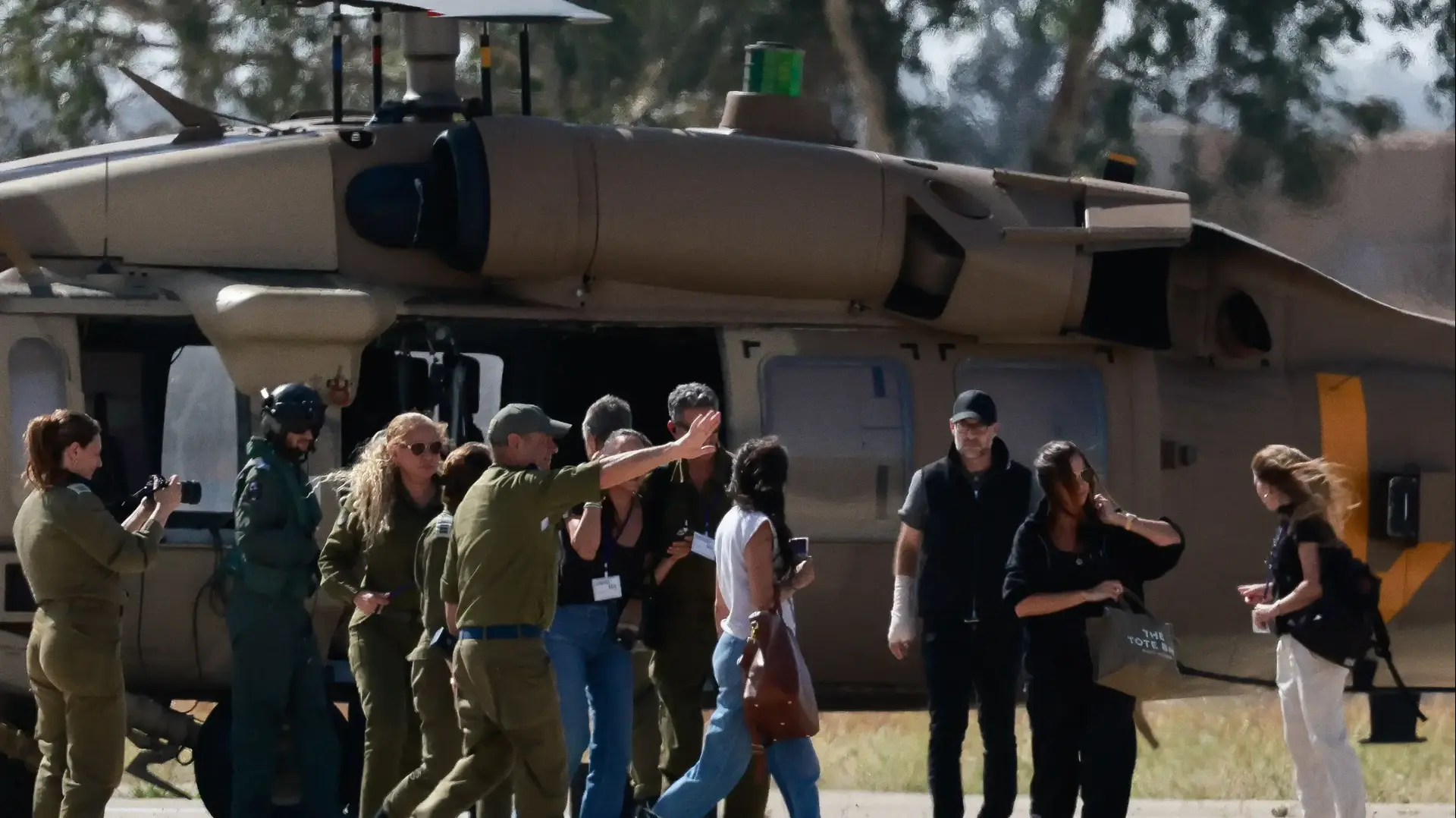 משפחתו של עידן אלכסנדר לקראת המפגש עמו, רעים, 12 במאי 2025 משפחתו של עידן אלכסנדר לקראת המפגש עמו, רעים, 12 במאי 2025