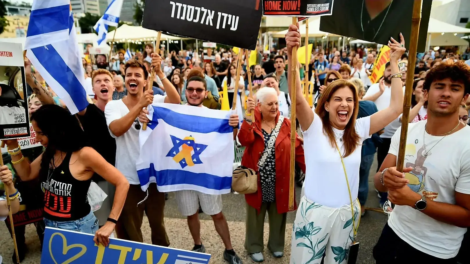 כיכר החטופים, עם קבלת העדכון על העברתו של עידן אלכסנדר לידי הצלב האדום, 12 במאי 2025 כיכר החטופים, עם קבלת העדכון על העברתו של עידן אלכסנדר לידי הצלב האדום, 12 במאי 2025