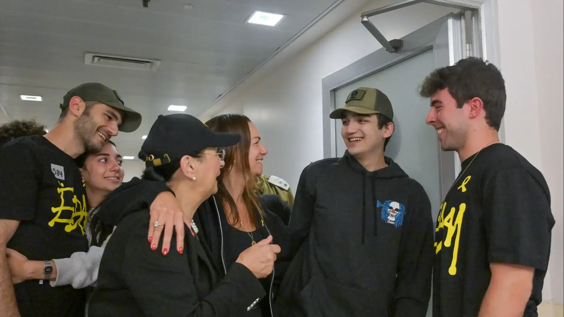 עידן אלכסנדר בבית החולים איכלוב עם משפחתו