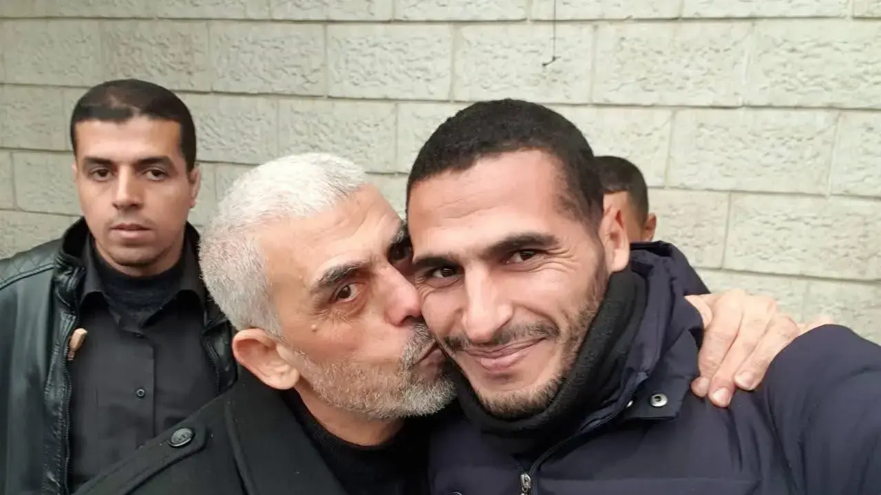 העיתונאי הפלסטיני חסן אסליח עם יחיא סינוואר העיתונאי הפלסטיני חסן אסליח עם יחיא סינוואר