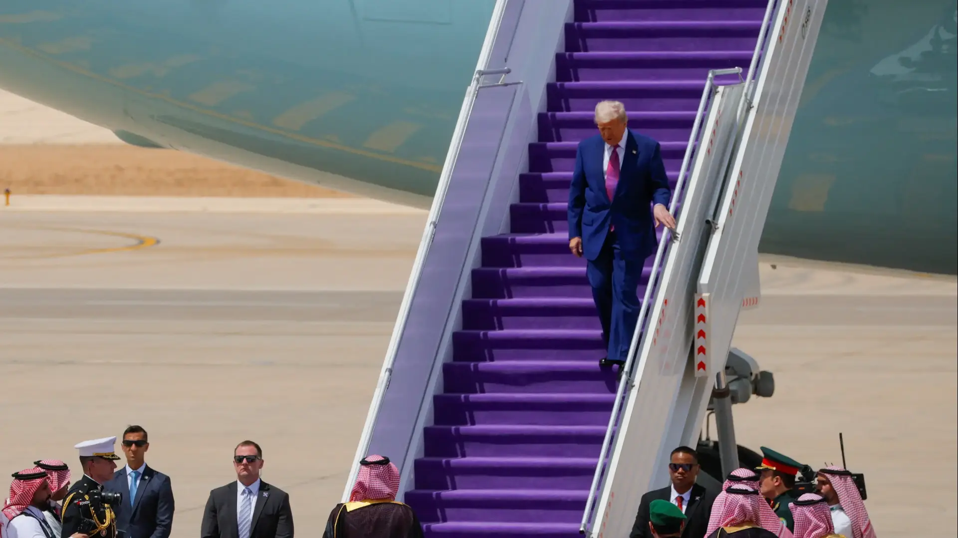 נשיא ארה"ב דולנד טראמפ נוחת בערב הסעודית, 13 במאי 2025 נשיא ארה"ב דולנד טראמפ נוחת בערב הסעודית, 13 במאי 2025