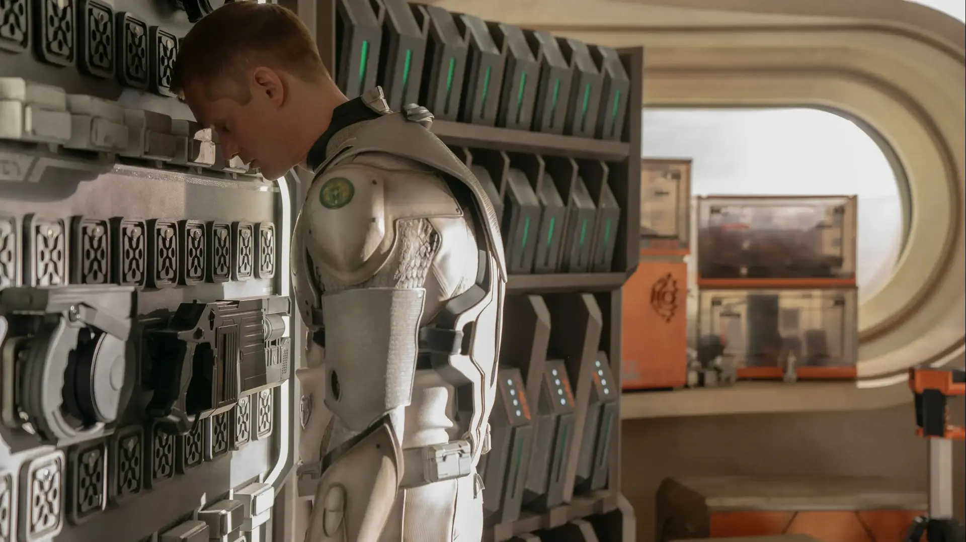 אלכסנדר סקארסגארד בסדרה "Murderbot" אלכסנדר סקארסגארד בסדרה "Murderbot"