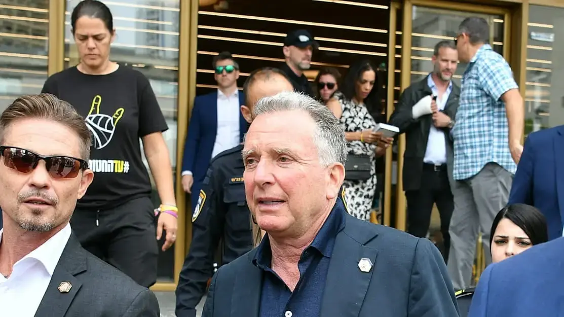סטיב ויטקוף יוצא מפגישתו עם נציגי משפחות החטופים, כיכר החטופים, 13 במאי 2025 סטיב ויטקוף יוצא מפגישתו עם נציגי משפחות החטופים, כיכר החטופים, 13 במאי 2025