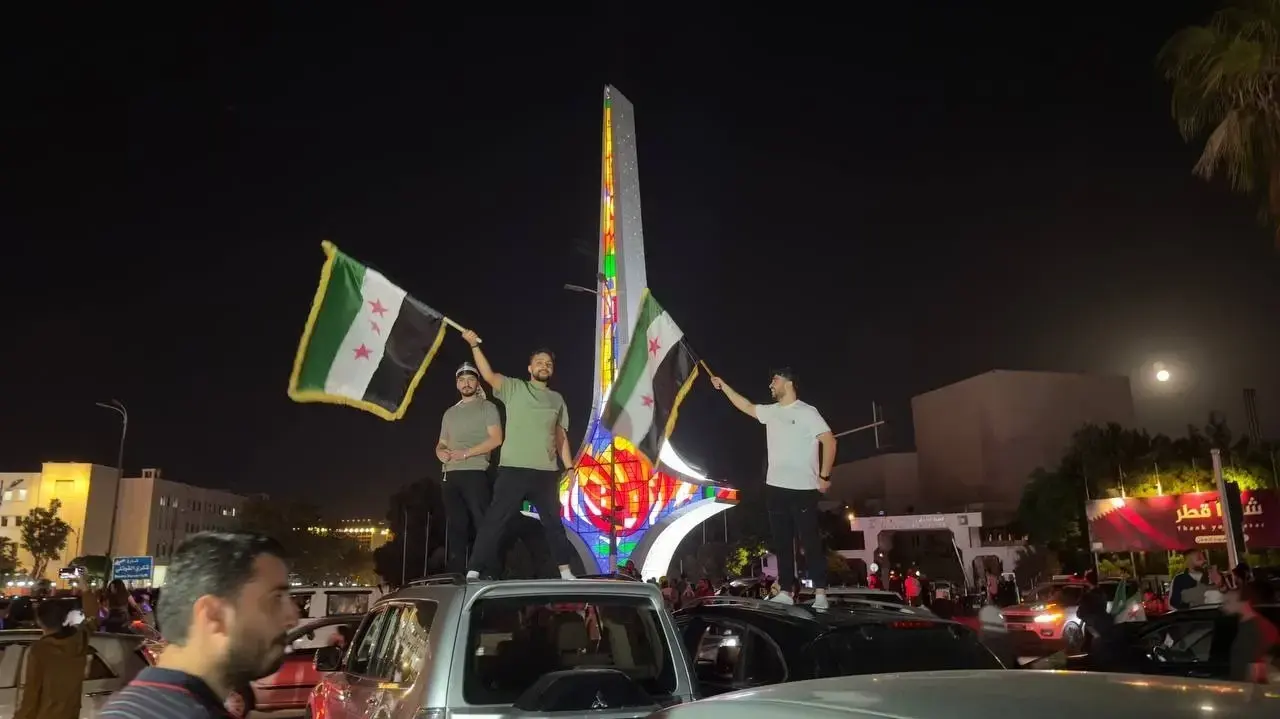 המונים שיצאו לרחובות דמשק על מנת לחגוג את הסרת הסנקציות לאחר הצהרתו של הנשיא טראמפ
13 במאי 2025 המונים שיצאו לרחובות דמשק על מנת לחגוג את הסרת הסנקציות לאחר הצהרתו של הנשיא טראמפ
13 במאי 2025