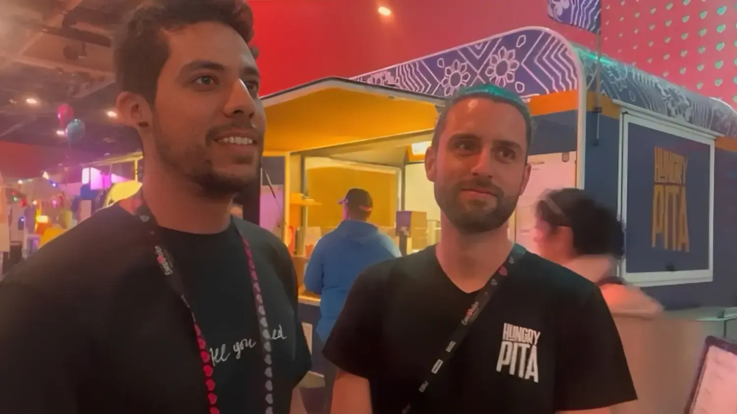 ערן גלי ונתנאל סטויצ'קוב, ישראלים בעלי דוכן Hungry Pita בכפר אירוויזיון 2025 בבזל, שוויץ ערן גלי ונתנאל סטויצ'קוב, ישראלים בעלי דוכן Hungry Pita בכפר אירוויזיון 2025 בבזל, שוויץ