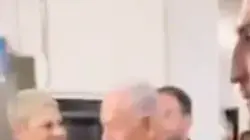 בניגוד לכללי האתיקה לכאורה: שופטת ביהמ״ש השלום בת״א התחבקה עם נתניהו