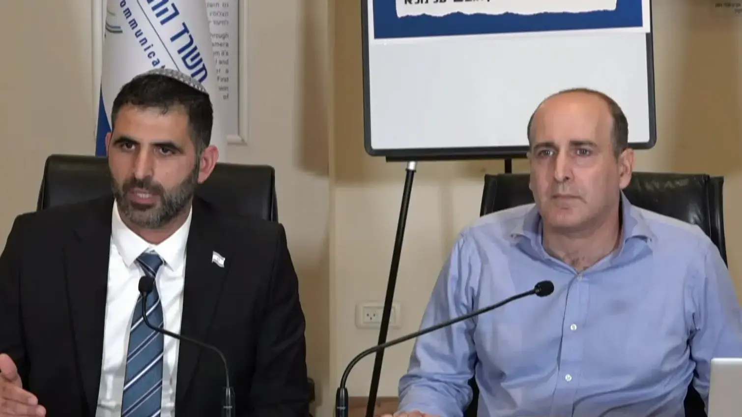 שר התקשורת שלמה קרעי ומנכ"ל משרד התקשורת אלעד מקדסי בהצהרה לתקשורת על רפורמת חוק השידורים, 14 במאי 2025 שר התקשורת שלמה קרעי ומנכ"ל משרד התקשורת אלעד מקדסי בהצהרה לתקשורת על רפורמת חוק השידורים, 14 במאי 2025